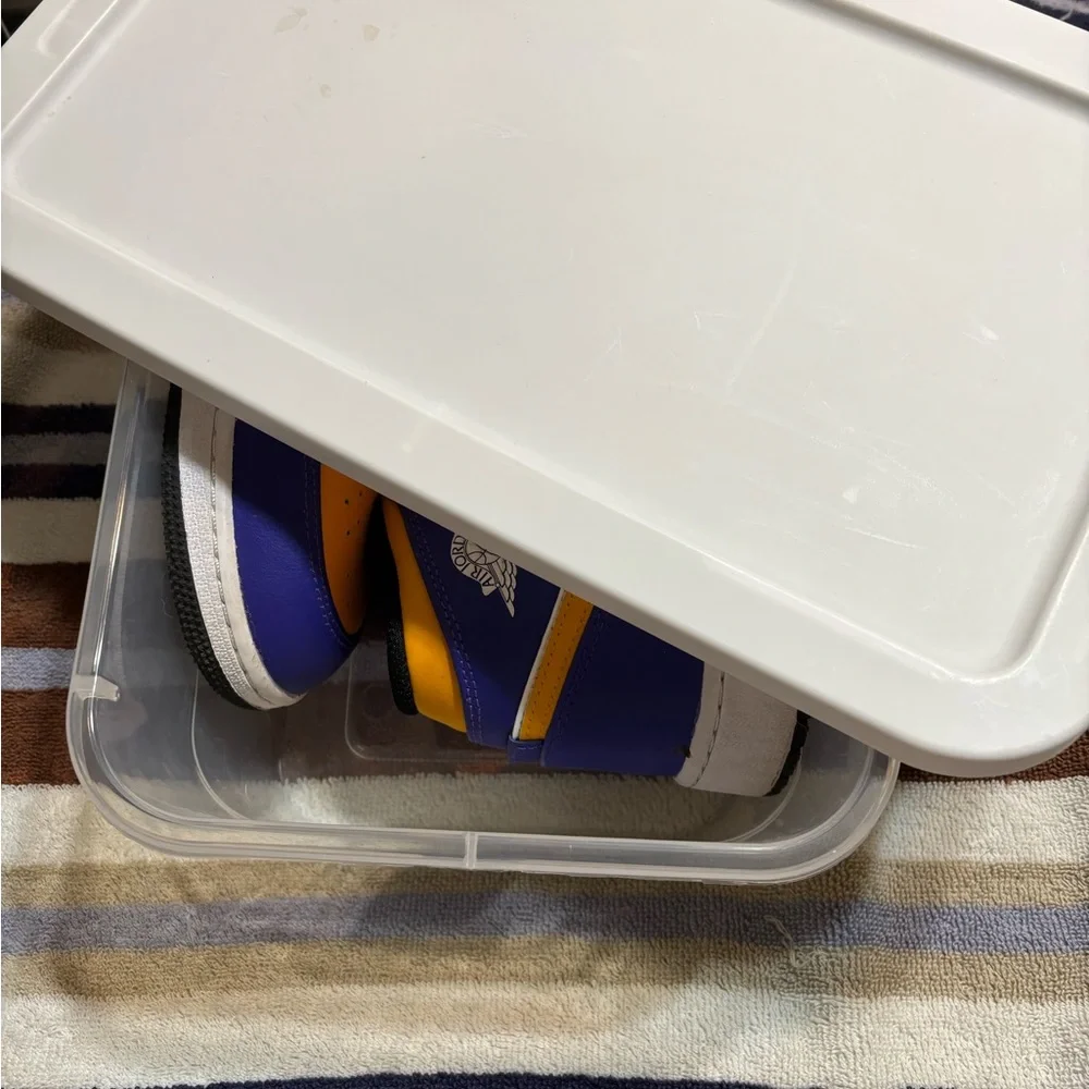 Big Kids Air Jordan 1 (big kids size = women’s size 8) in near perfect condition - Picture 3 of 3